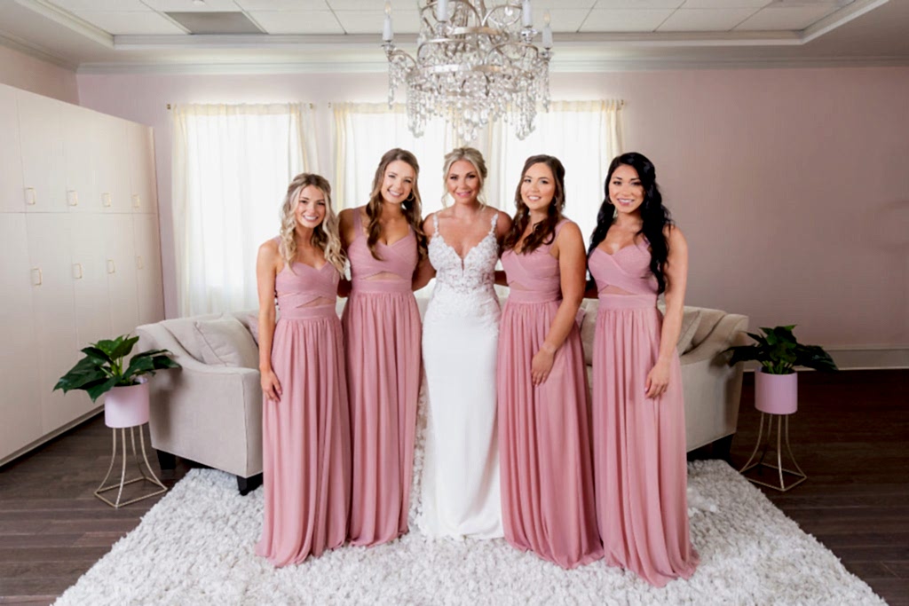 Bride and bride's maids posing before wedding