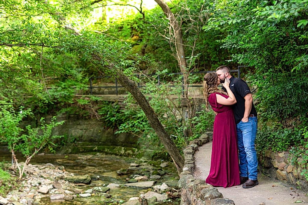 Couple kissing in Prather Park