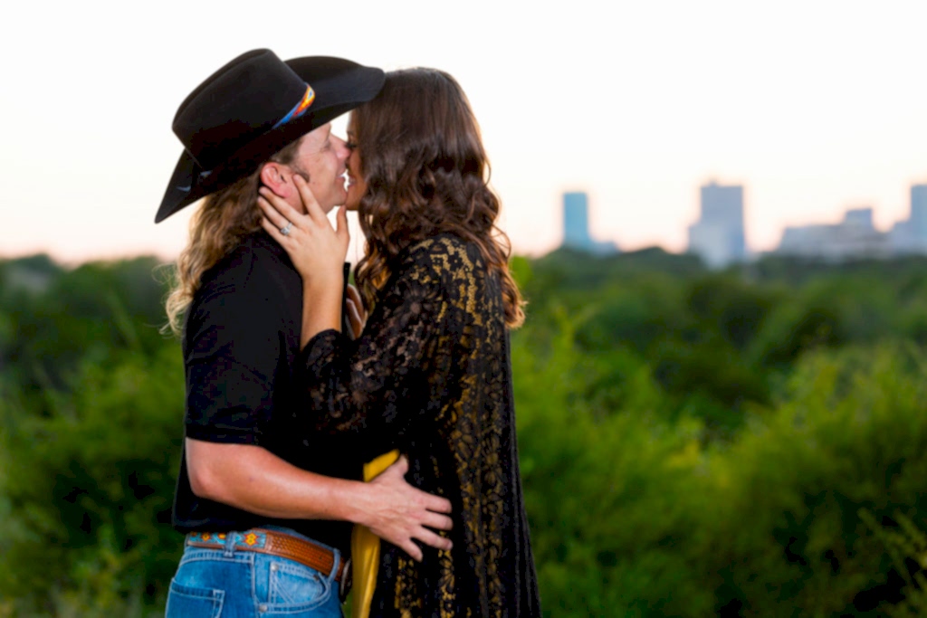 Couple kissing during Tandy Hills Photoshoot