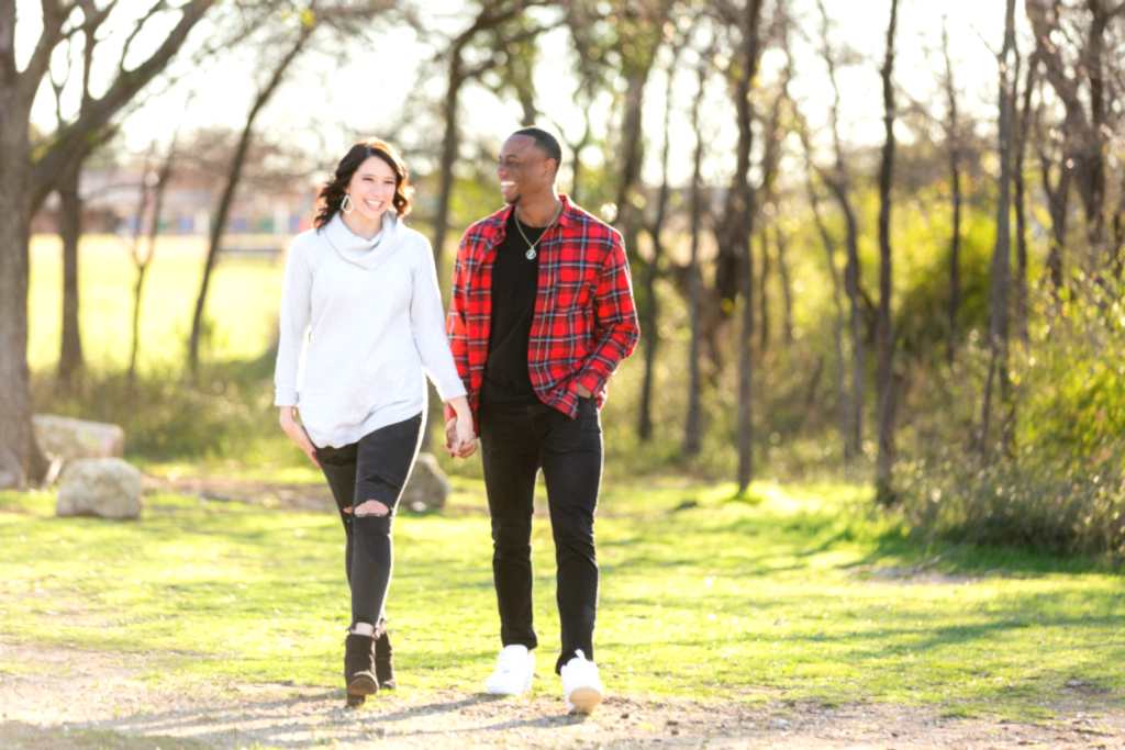 Tandy Hills Park Engagement Photoshoot