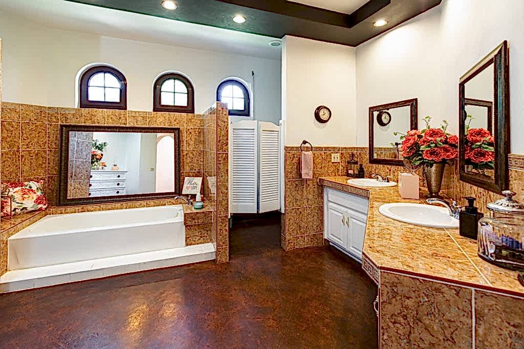 bridal suite bathroom at Stoney Ridge Villa Venue