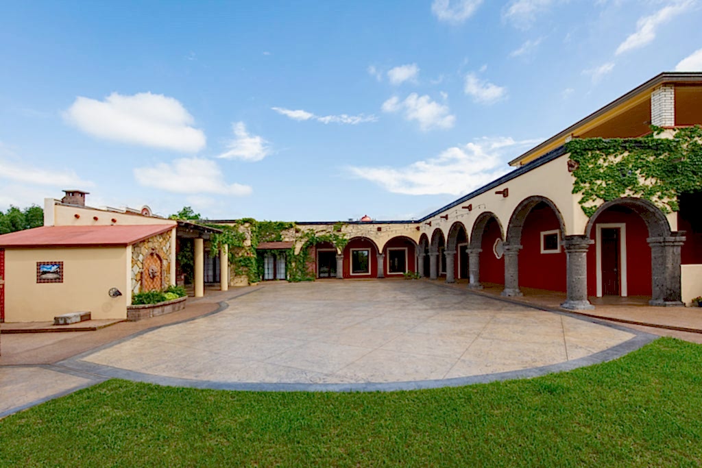courtyard at Stoney Ridge Villa in Azle tx with large arches, creeping vines and stone work for a stunning outdoor reception space
