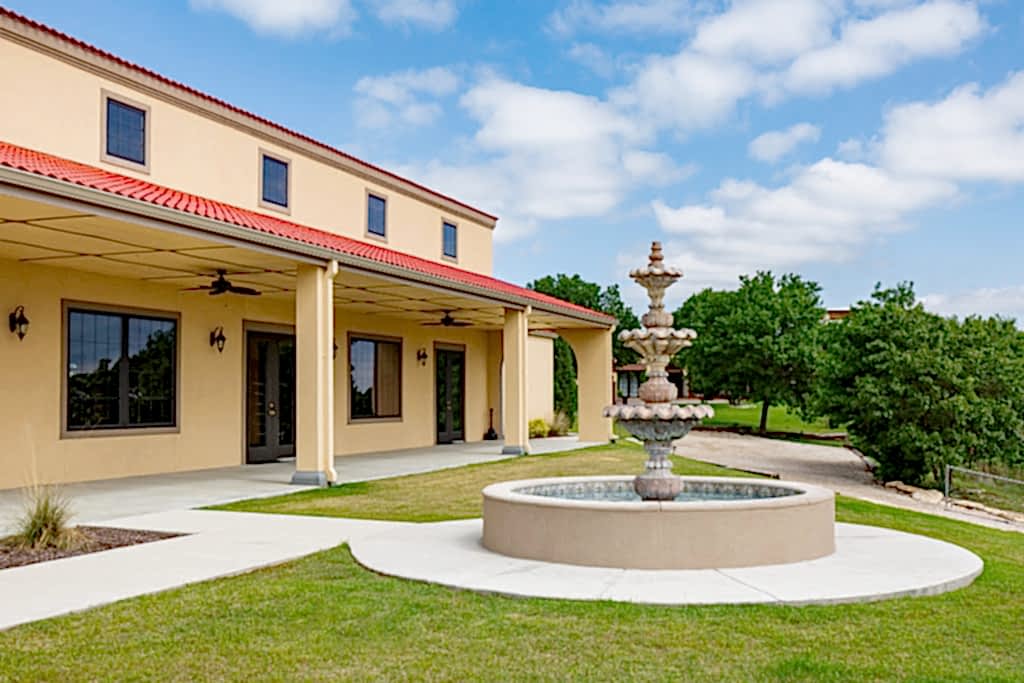 outdoor space with a large fountain in a lawn at Stoney Ridge Villa Wedding venue