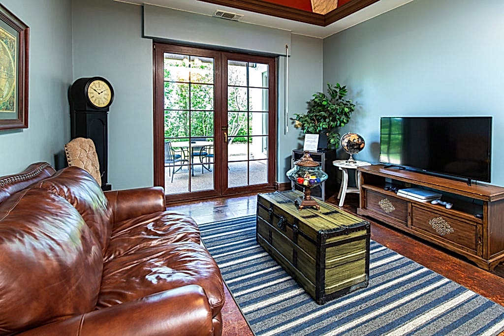 Stoney Ridge Villa's groom suite with a leather couch and tv