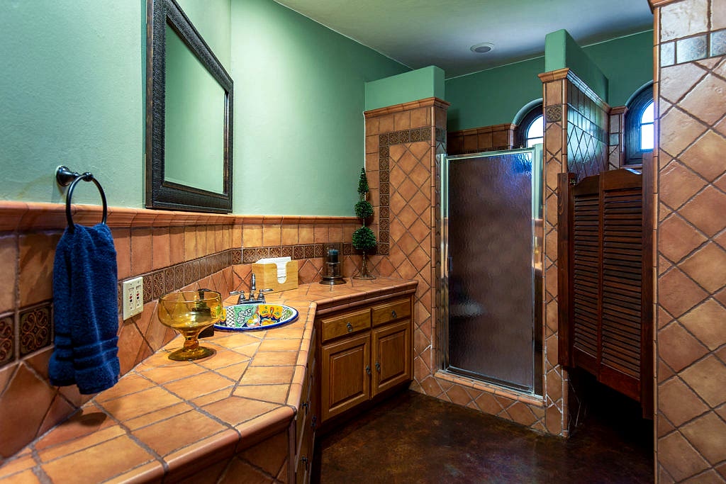 grooms suite bathroom for a luxury getting ready area