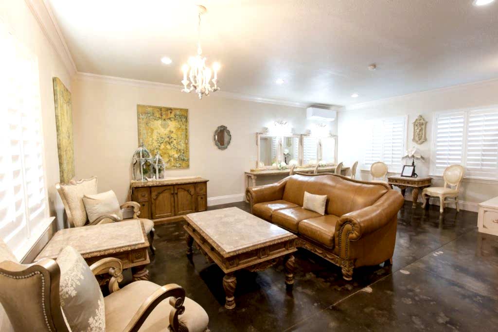 Bridal suite with seating area