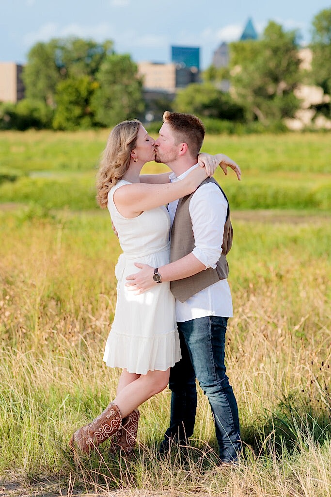 Dallas wedding photographers capture couple kissing